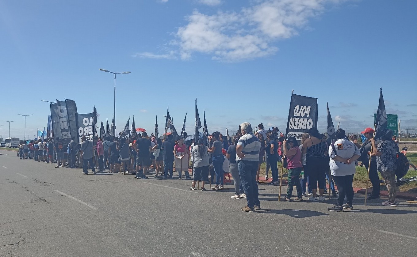 FOTO: Corte del Polo Obrero en Fuerza Aérea y Circunvalación. (Federico Borello/Cadena 3)