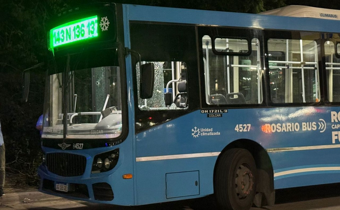 FOTO: Después de la amenaza, atacaron a un colectivo en la zona sur de Rosario.
