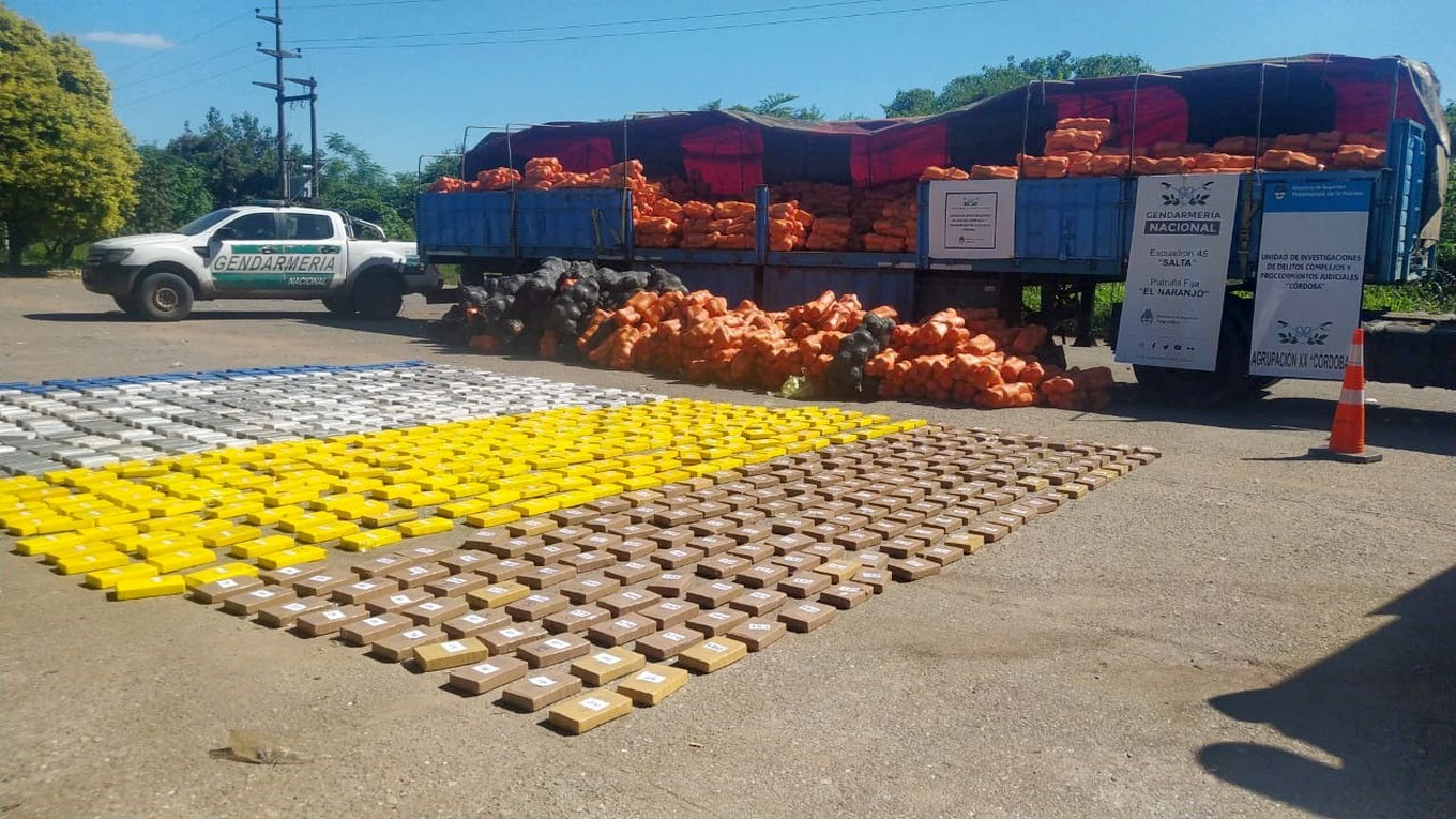 FOTO: Secuestraron más de 860 kilos de cocaína camuflados en un cargamento de zapallos.