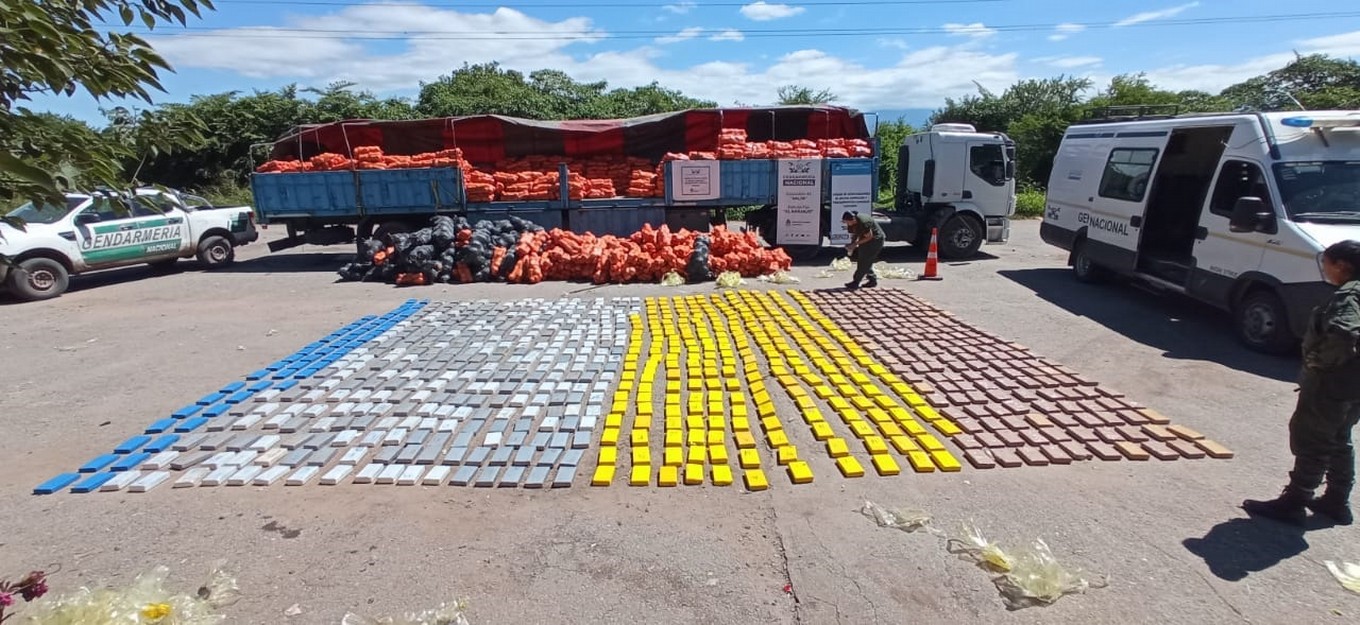 FOTO: Secuestraron más de 860 kilos de cocaína camuflados en un cargamento de zapallos.