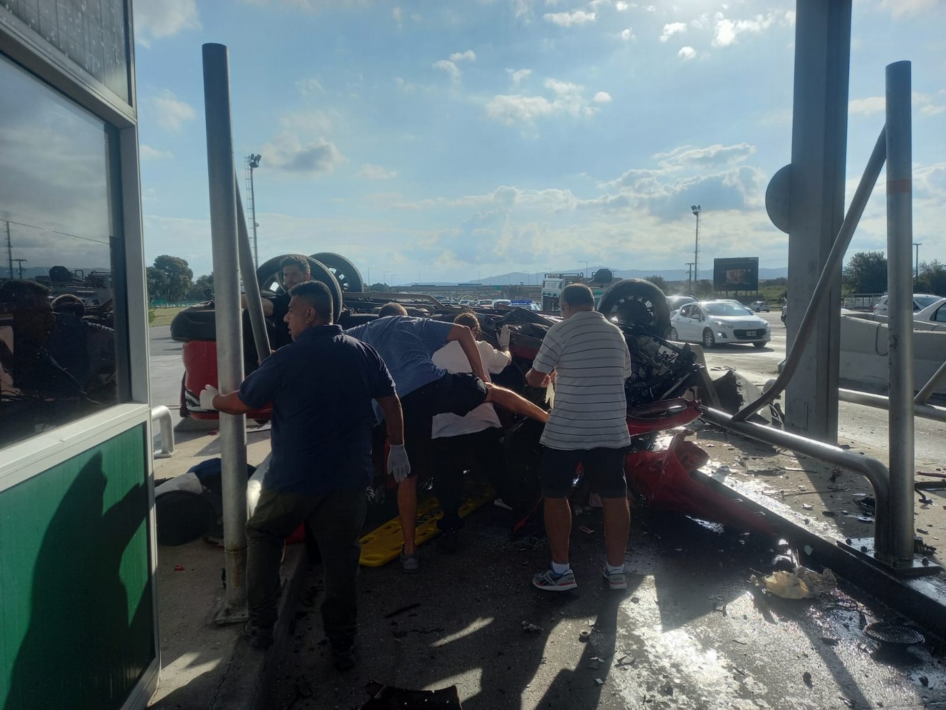 FOTO: Así quedó el auto que chocó contra el peaje. 