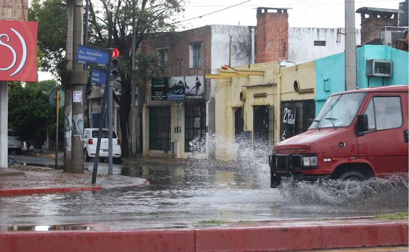 FOTO: El paso de la tormenta en Córdoba. (Foto: Daniel Cáceres/Cadena 3)