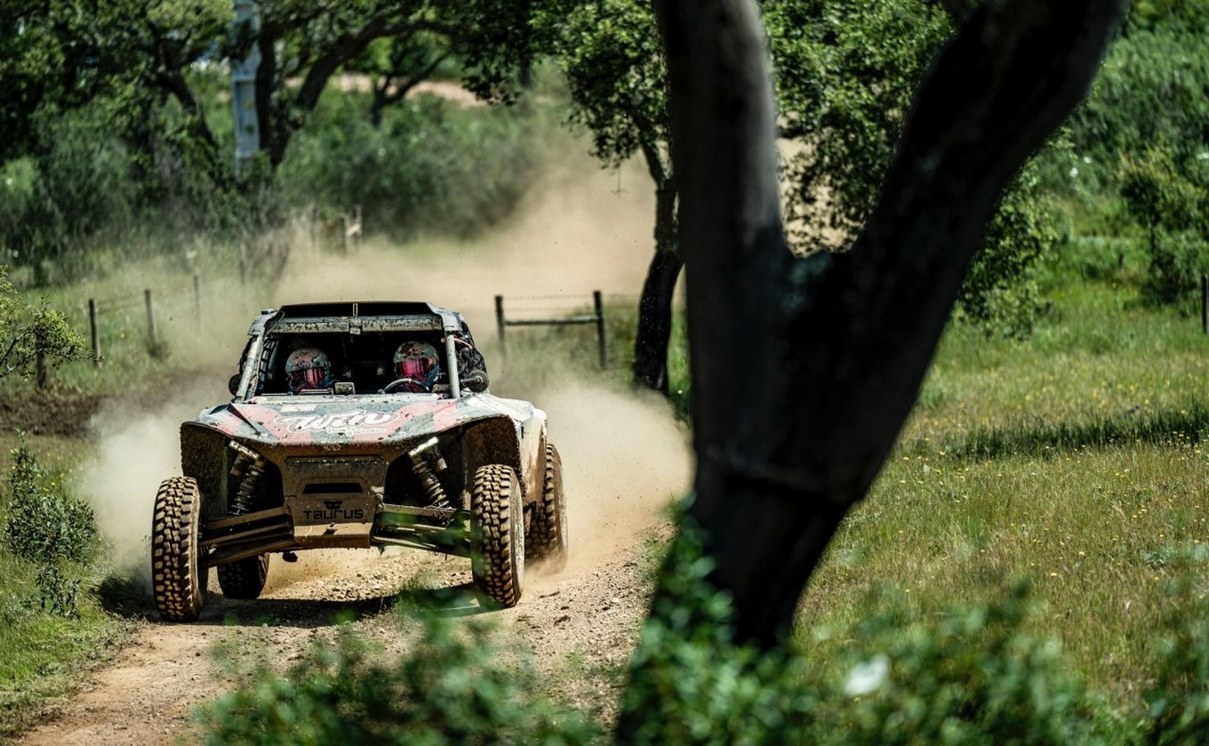 FOTO: Con el pequeño 'Taurus', Loeb estuvo a punto de dar el 'campanazo' en Portugal.