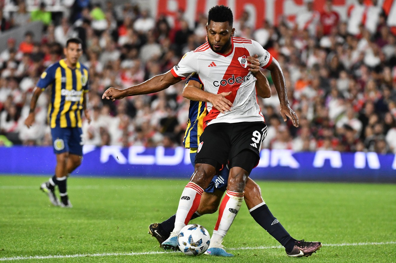 FOTO: Miguel Borja festeja uno de sus goles ante Central. (Foto: CARP)