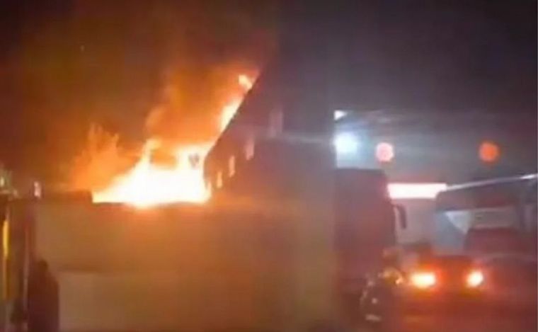 Impactante Se Quemaron Cinco Mnibus Por Un Incendio En Ituzaing Noticias La Popu