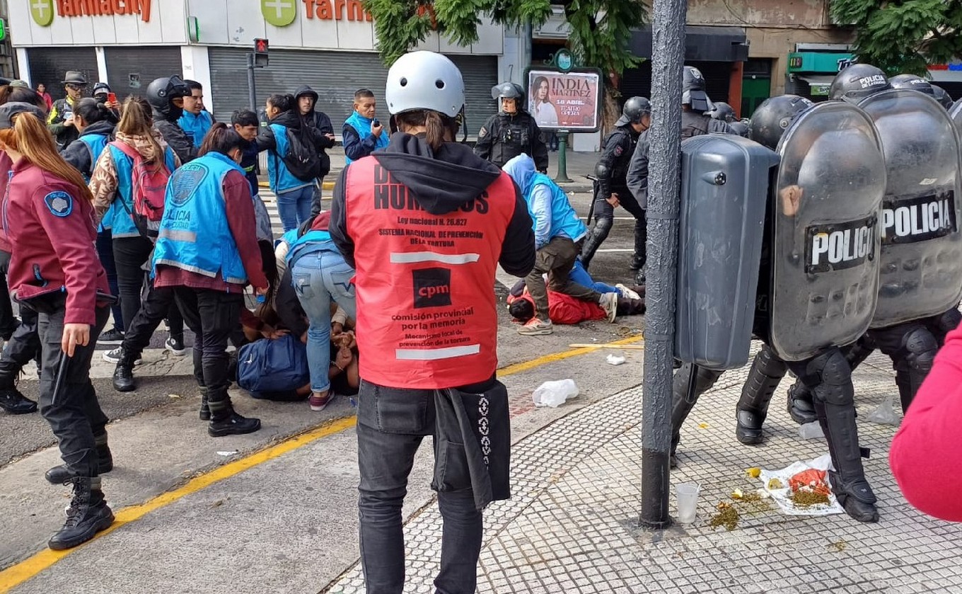 FOTO: Incidentes entre manifestantes y la Policía en CABA. (Orlando Morales/Cadena 3)