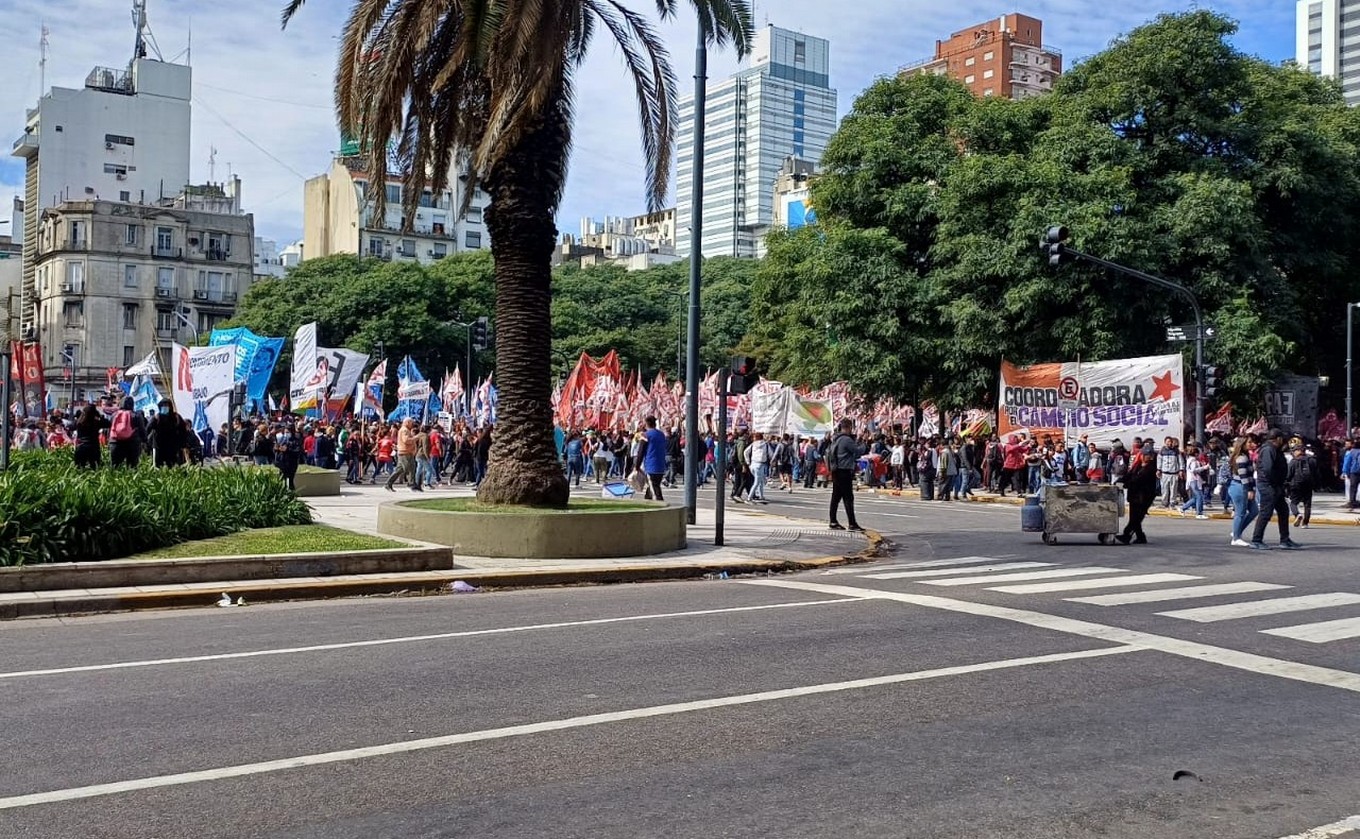 FOTO: Incidentes entre manifestantes y la Policía en CABA. (Orlando Morales/Cadena 3)