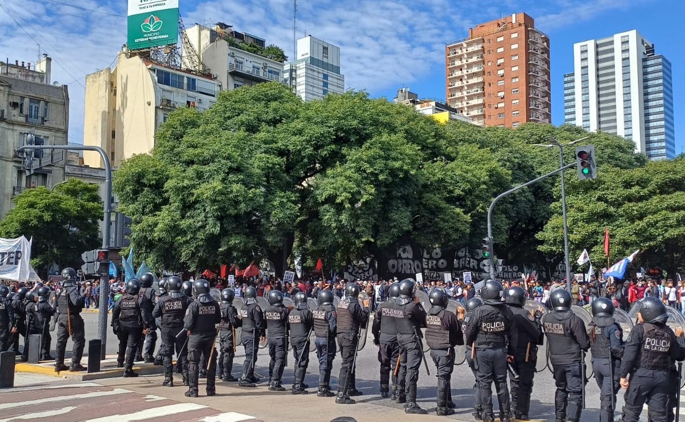 FOTO: Incidentes entre manifestantes y la Policía en CABA. (Orlando Morales/Cadena 3)