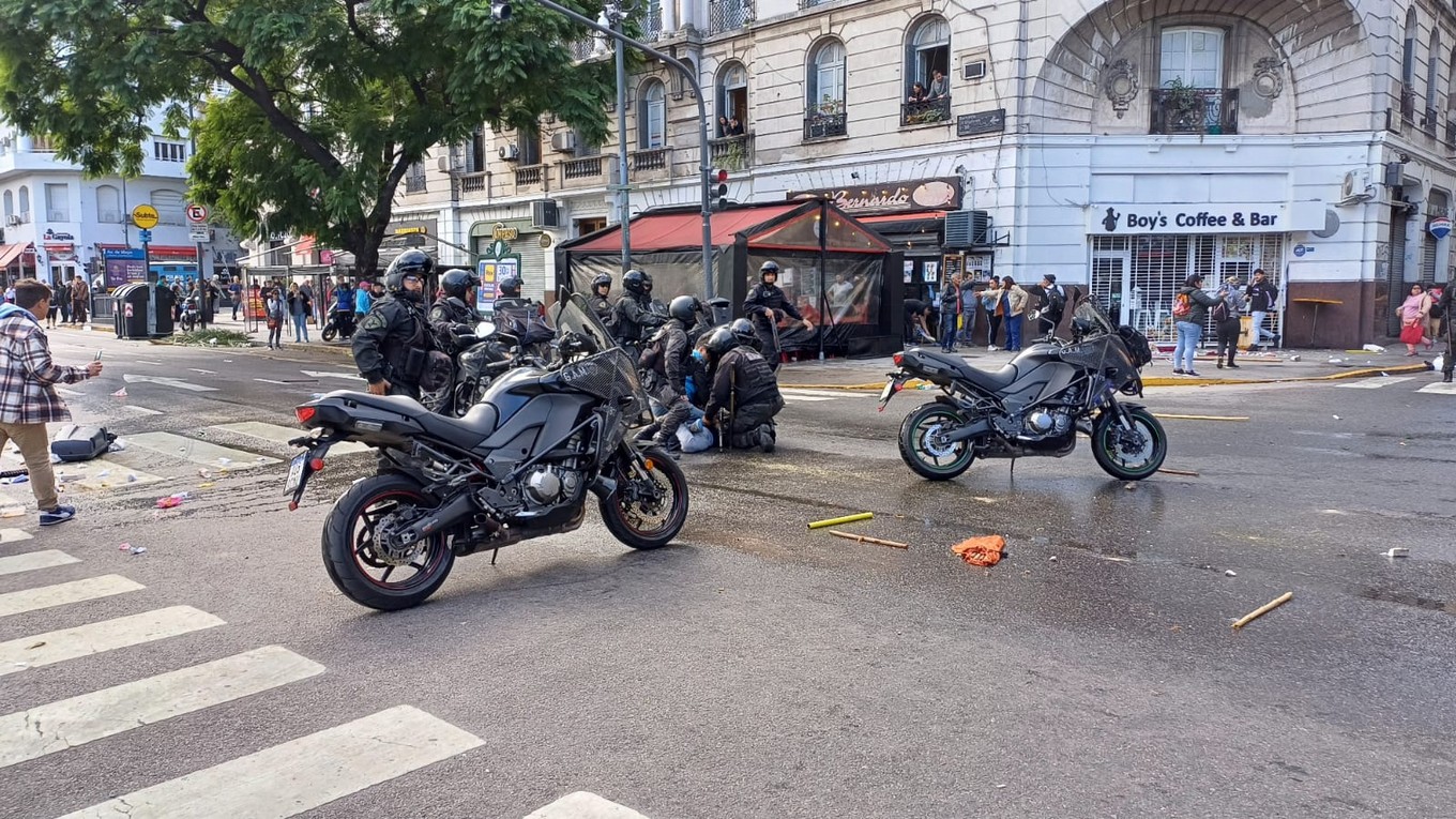 FOTO: Incidentes entre manifestantes y la Policía en CABA. (Orlando Morales/Cadena 3)