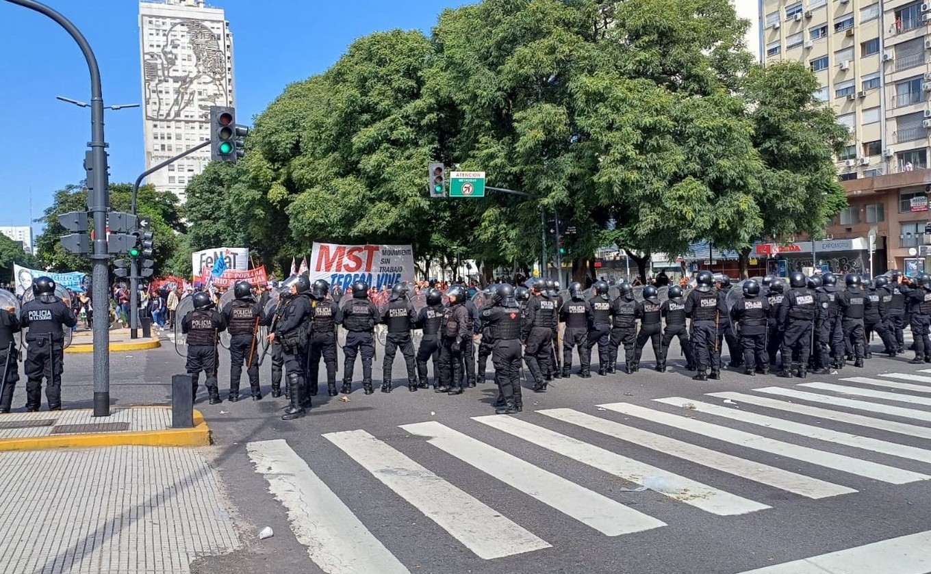 FOTO: Incidentes entre manifestantes y la Policía en CABA. (Orlando Morales/Cadena 3)