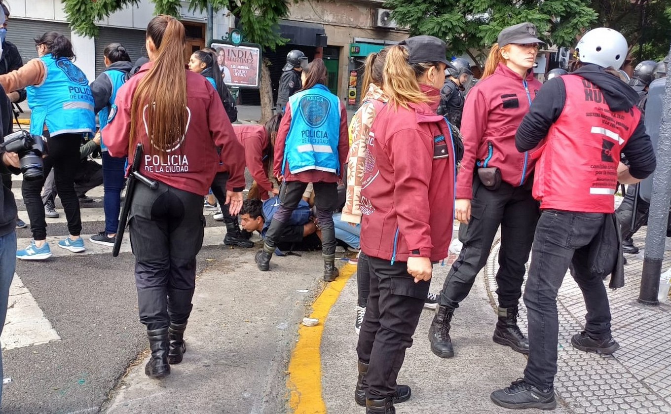 FOTO: Incidentes entre manifestantes y la Policía en CABA. (Orlando Morales/Cadena 3)