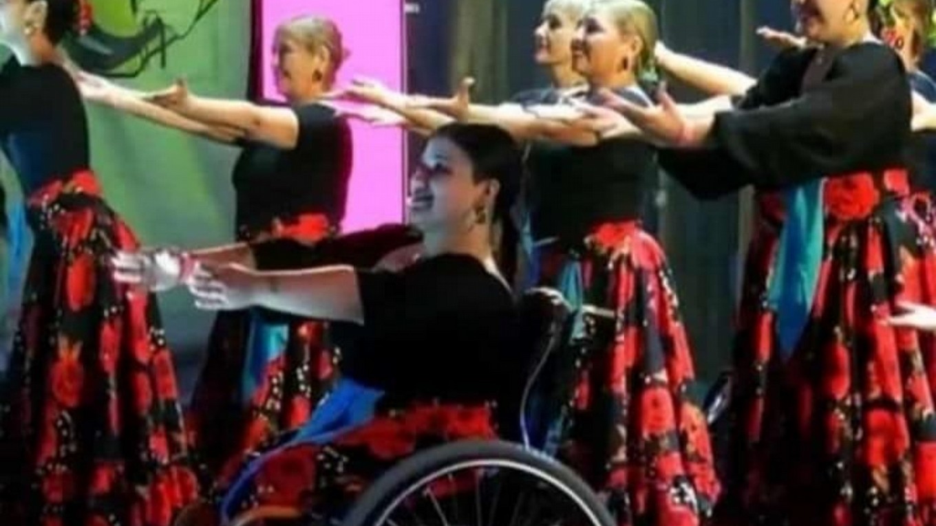 FOTO: Lourdes Portillo, mueve su silla al ritmo del folclore