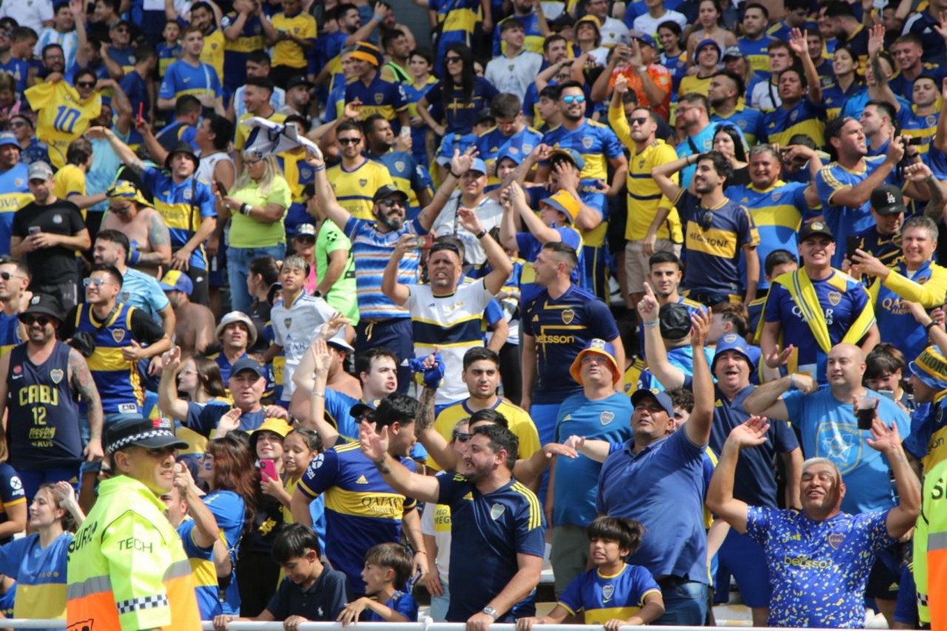 FOTO: Los hinchas de Boca y River ya en el Kempes en la previa del partido. 