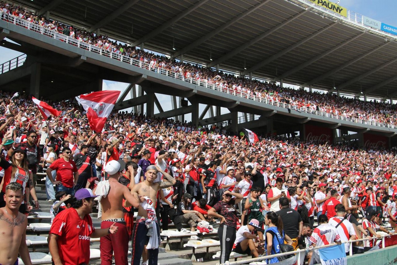FOTO: Los hinchas de Boca y River ya en el Kempes en la previa del partido. 