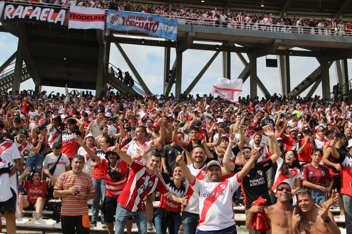 FOTO: Los hinchas de Boca y River ya en el Kempes en la previa del partido. 
