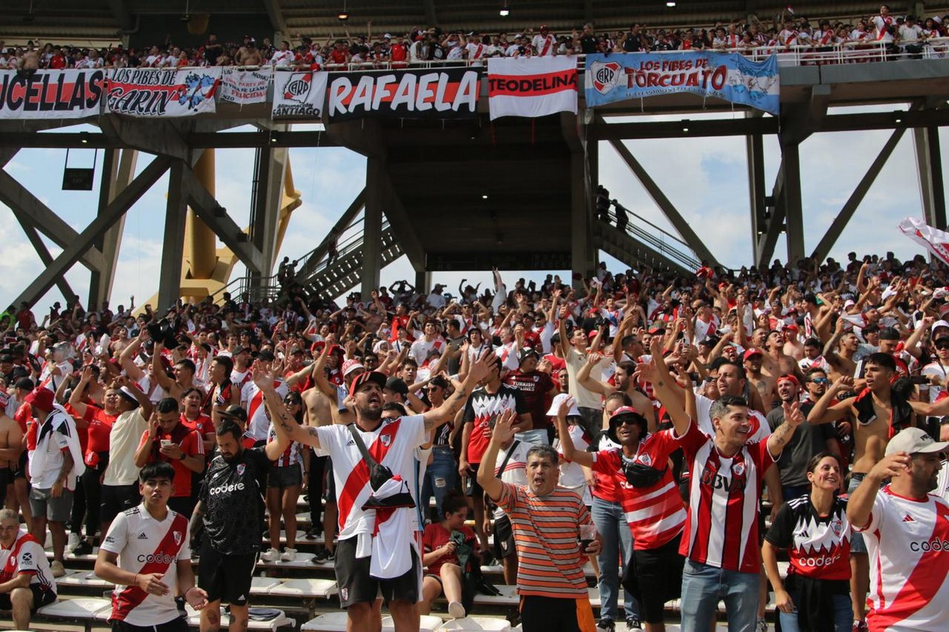 FOTO: Los hinchas de Boca y River ya en el Kempes en la previa del partido. 