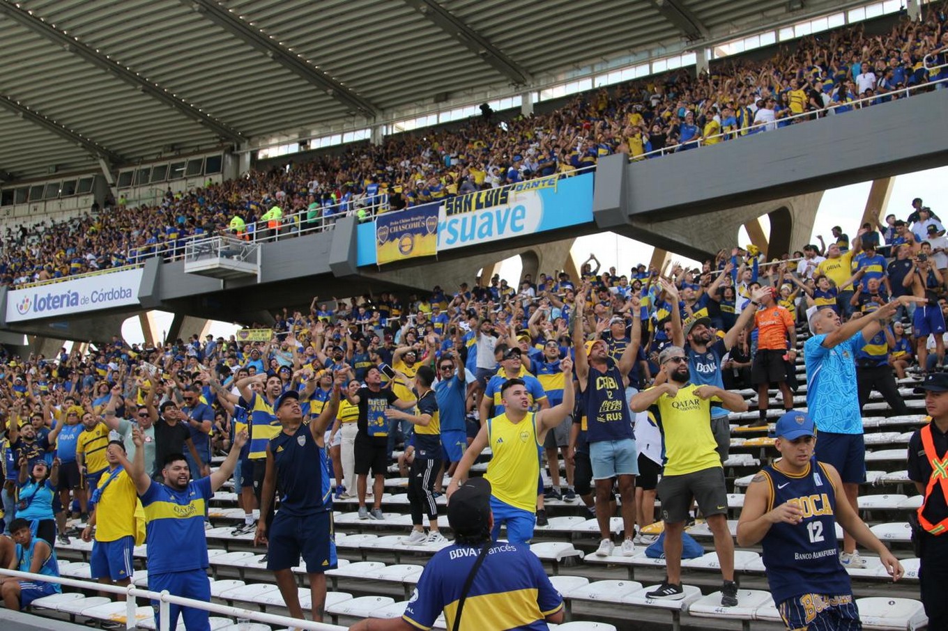 FOTO: Los hinchas de Boca y River ya en el Kempes en la previa del partido. 