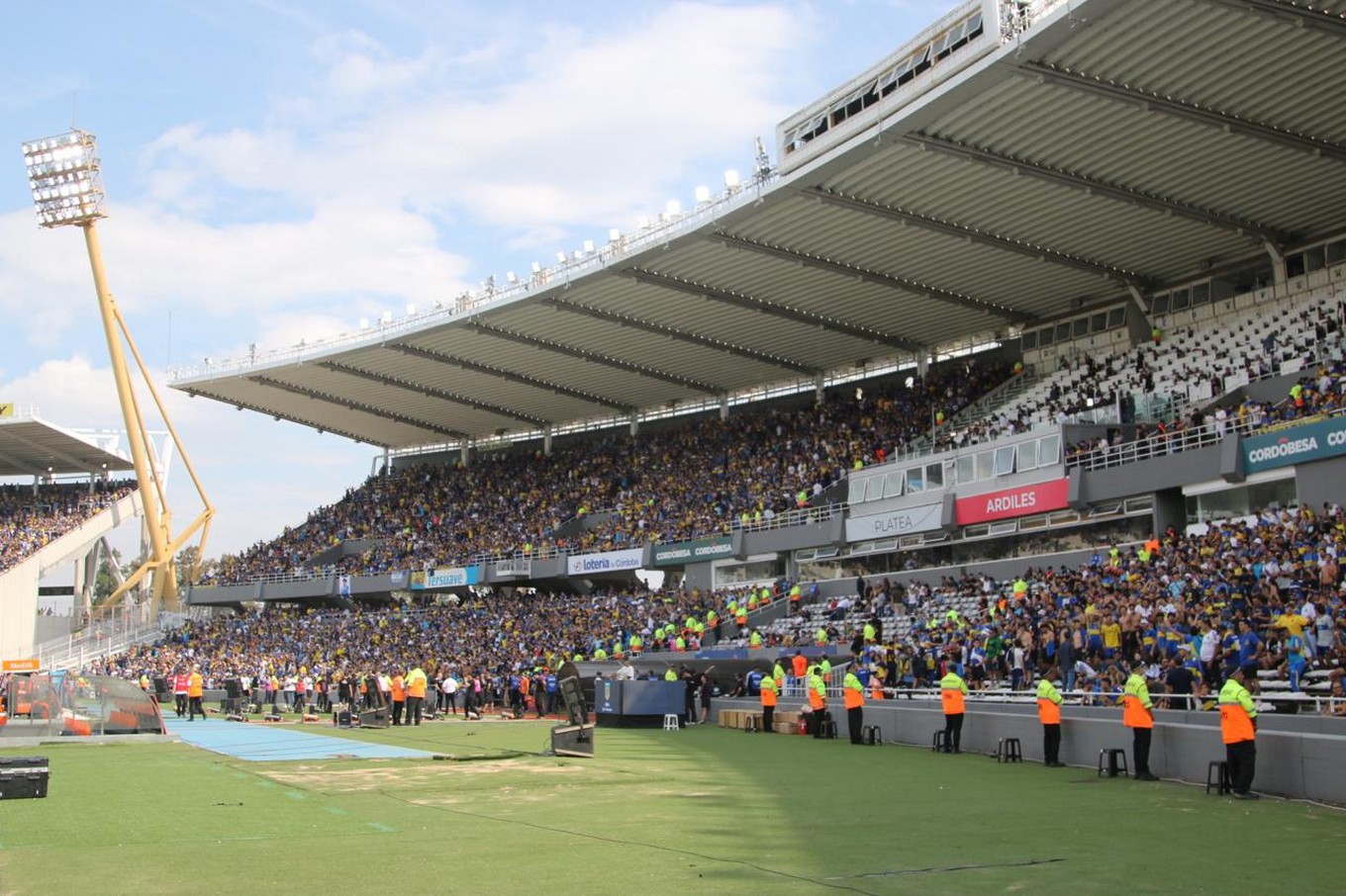 FOTO: Los hinchas de Boca y River ya en el Kempes en la previa del partido. 