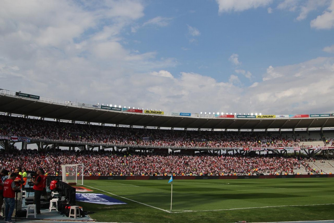 FOTO: Los hinchas de Boca y River ya en el Kempes en la previa del partido. 