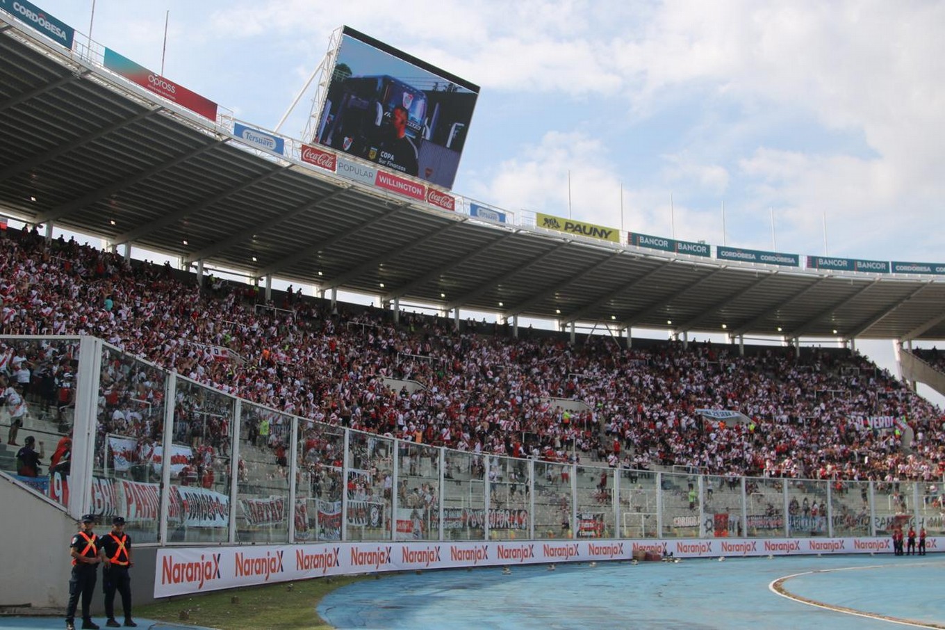 FOTO: Los hinchas de Boca y River ya en el Kempes en la previa del partido. 