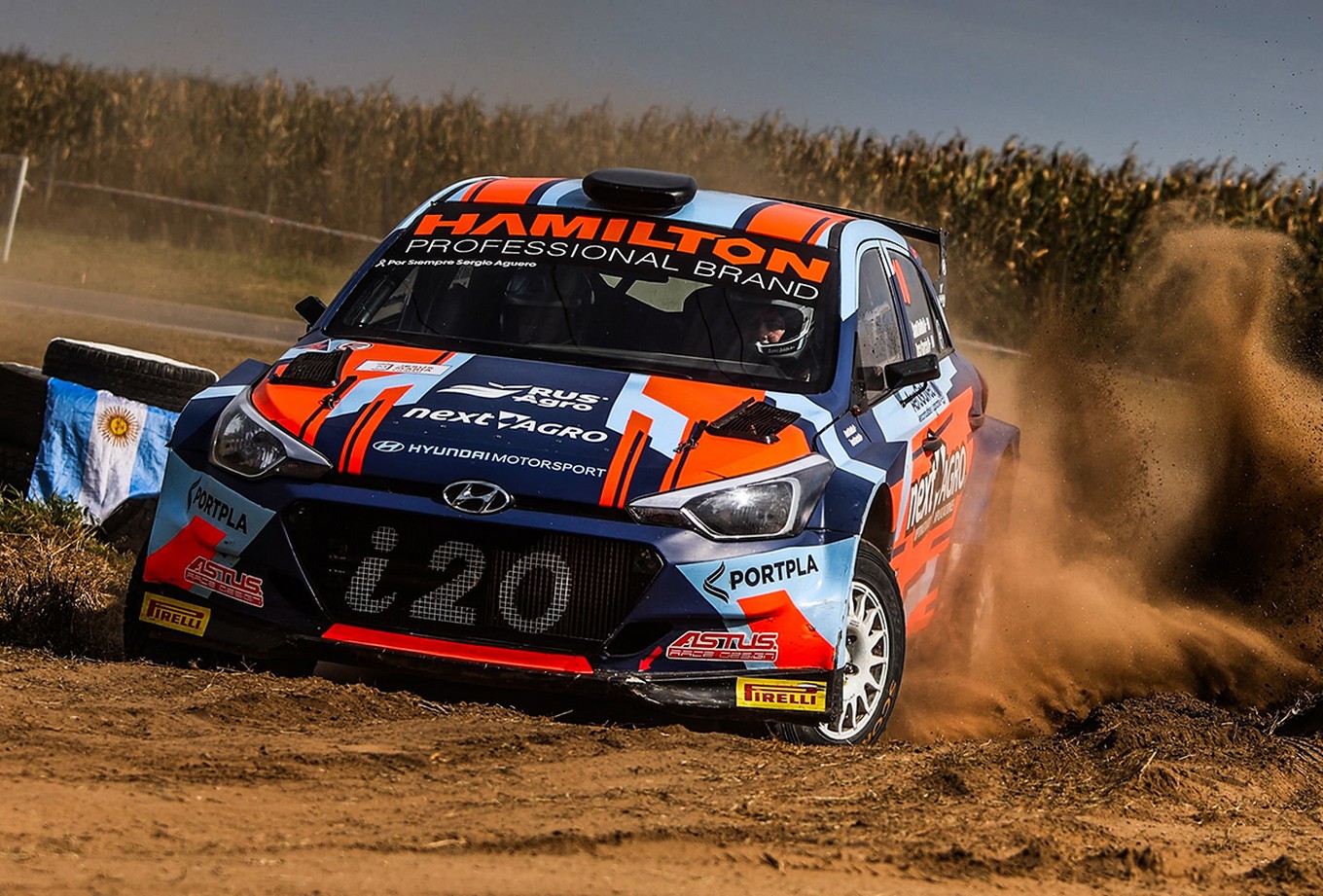 FOTO: Baldo ganador con su Hyundai en el podio de Arroyito