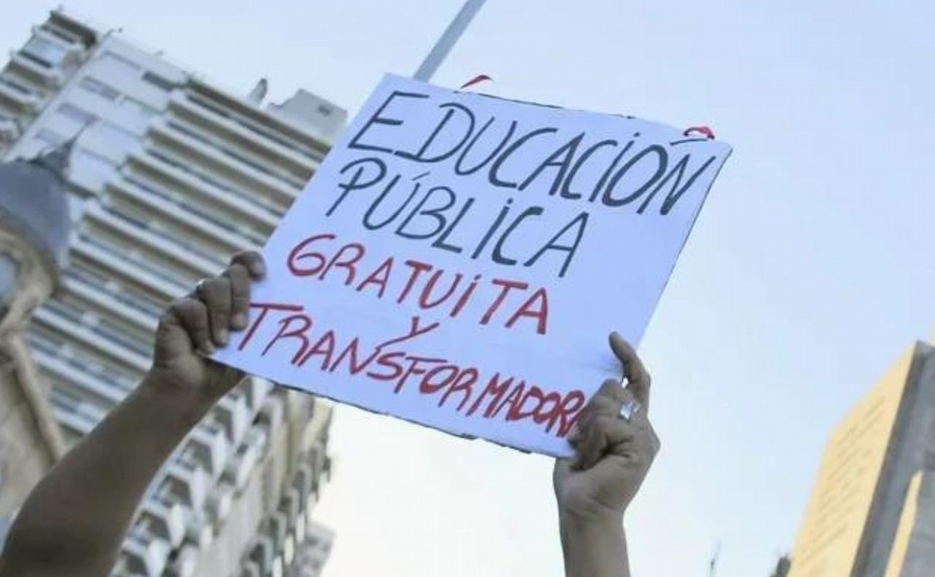 FOTO: Comunidad educativa rosarina en la marcha federal universitaria.