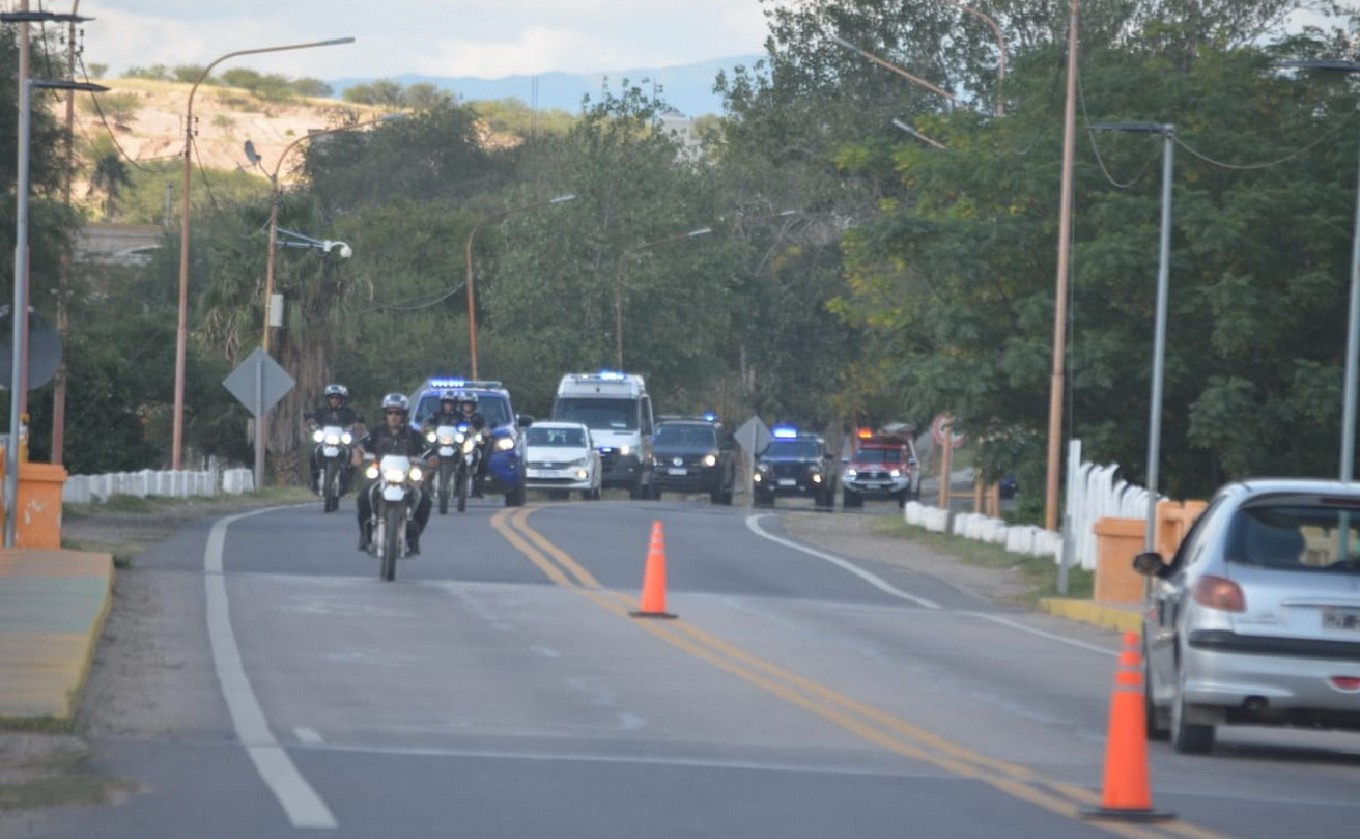 FOTO: Operativo para trasladar a Roberto Carmona a un hospital de Cruz del Eje. (Policía)
