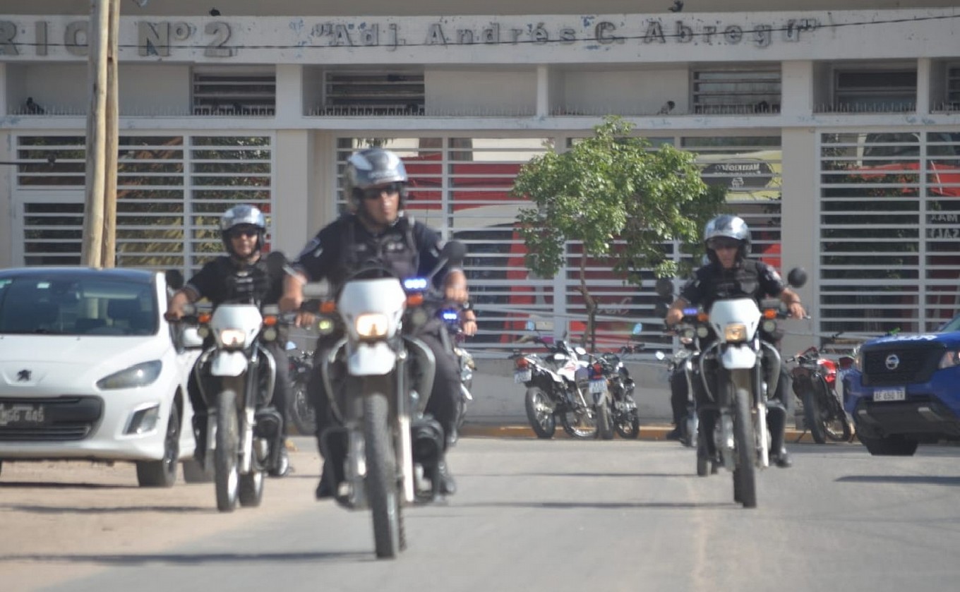 FOTO: Operativo para trasladar a Roberto Carmona a un hospital de Cruz del Eje. (Policía)