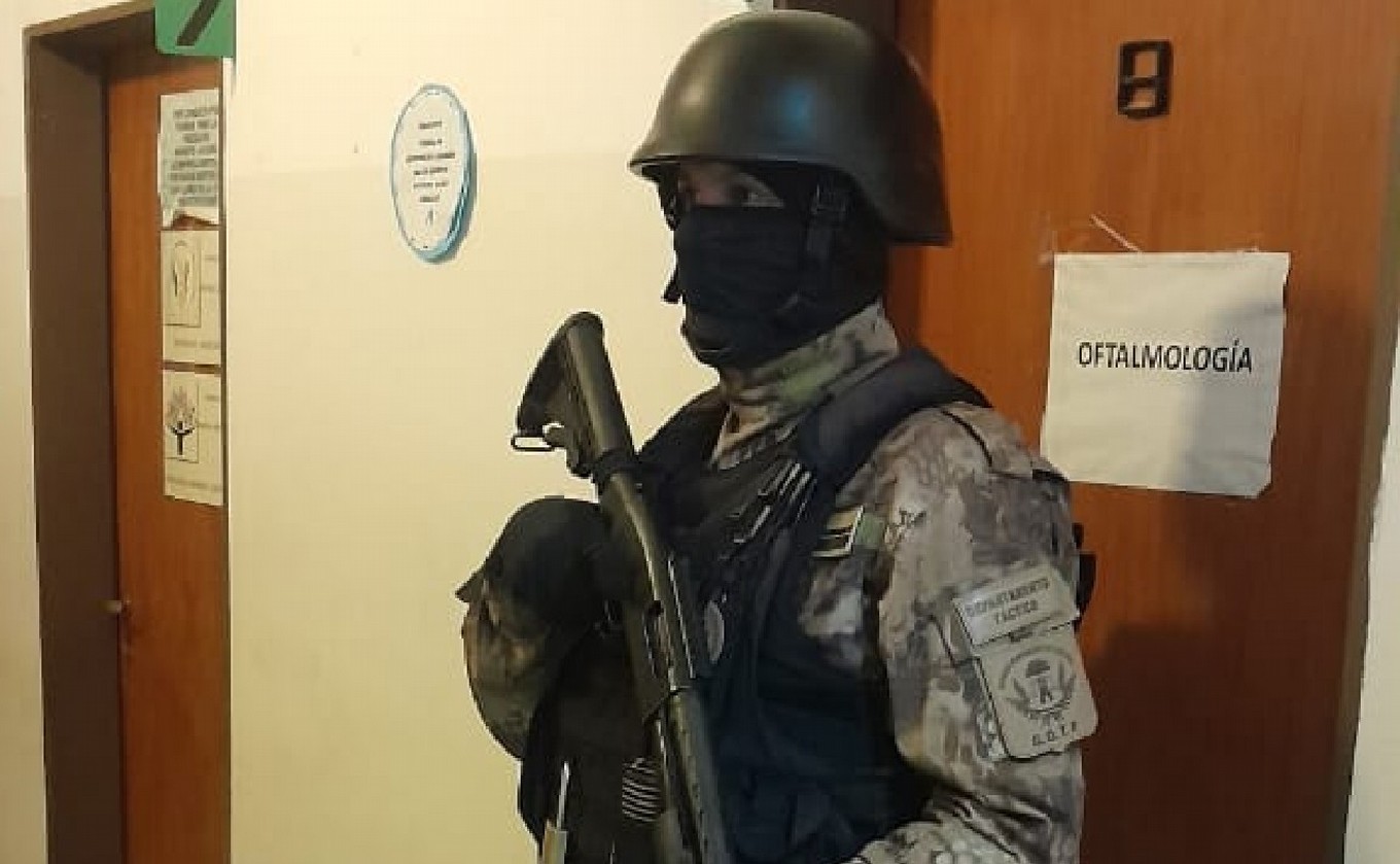 FOTO: Operativo para trasladar a Roberto Carmona a un hospital de Cruz del Eje. (Policía)