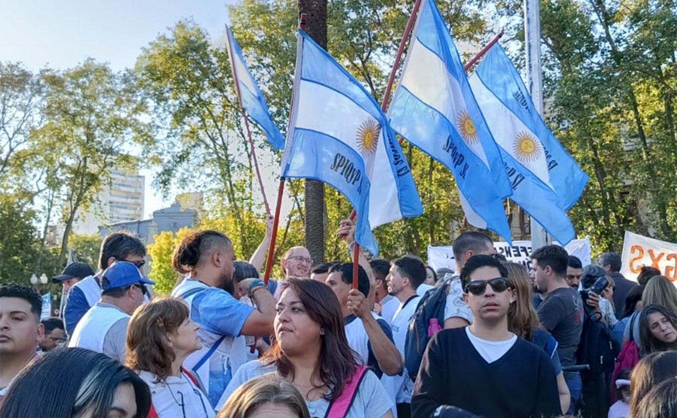 FOTO: Masiva protesta en Rosario por la universidad pública y contra el ajuste. 