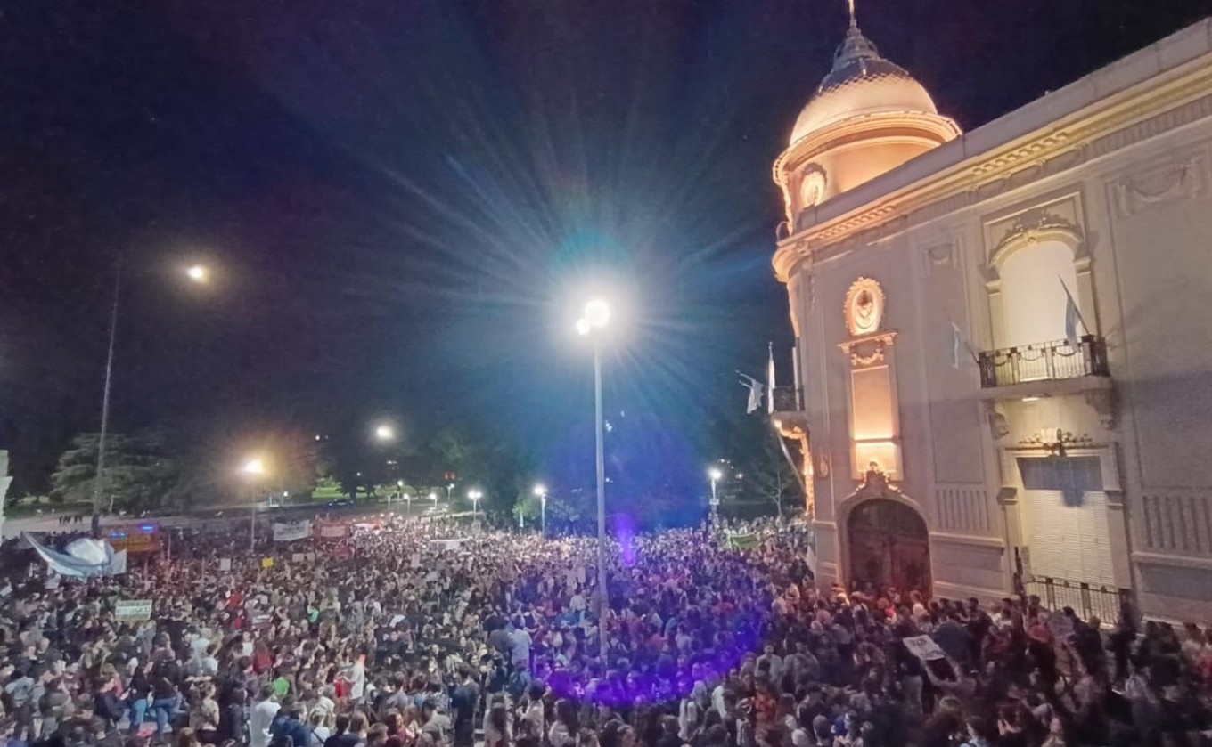 FOTO: Masiva protesta en Rosario por la universidad pública y contra el ajuste. 
