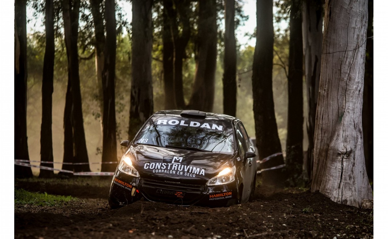 FOTO: Las máquinas en el 'Autódromo Municipal de Arroyito', esperan la rampa final