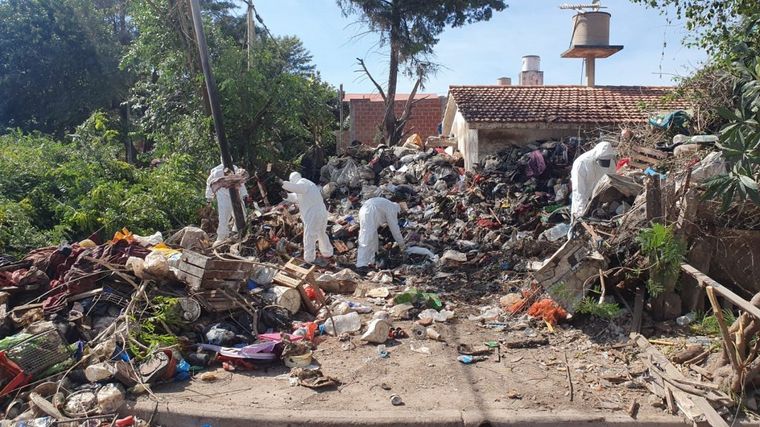 AUDIO: Insólito: 45 camiones llenos de basura se retiraron de una vivienda