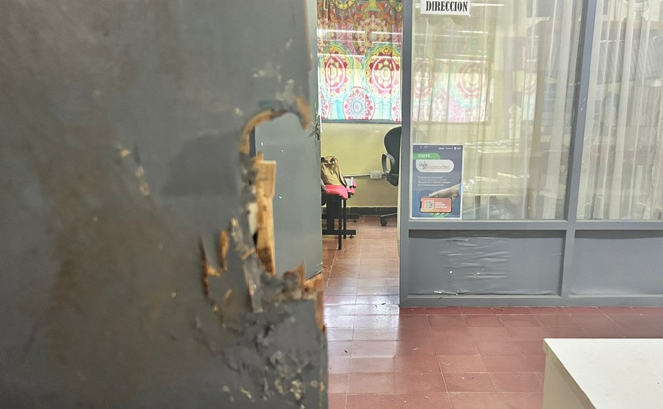FOTO: La escuela Amadeo Sabattini, donde ocurrió el robo. (Foto: Lucía González/Cadena 3)