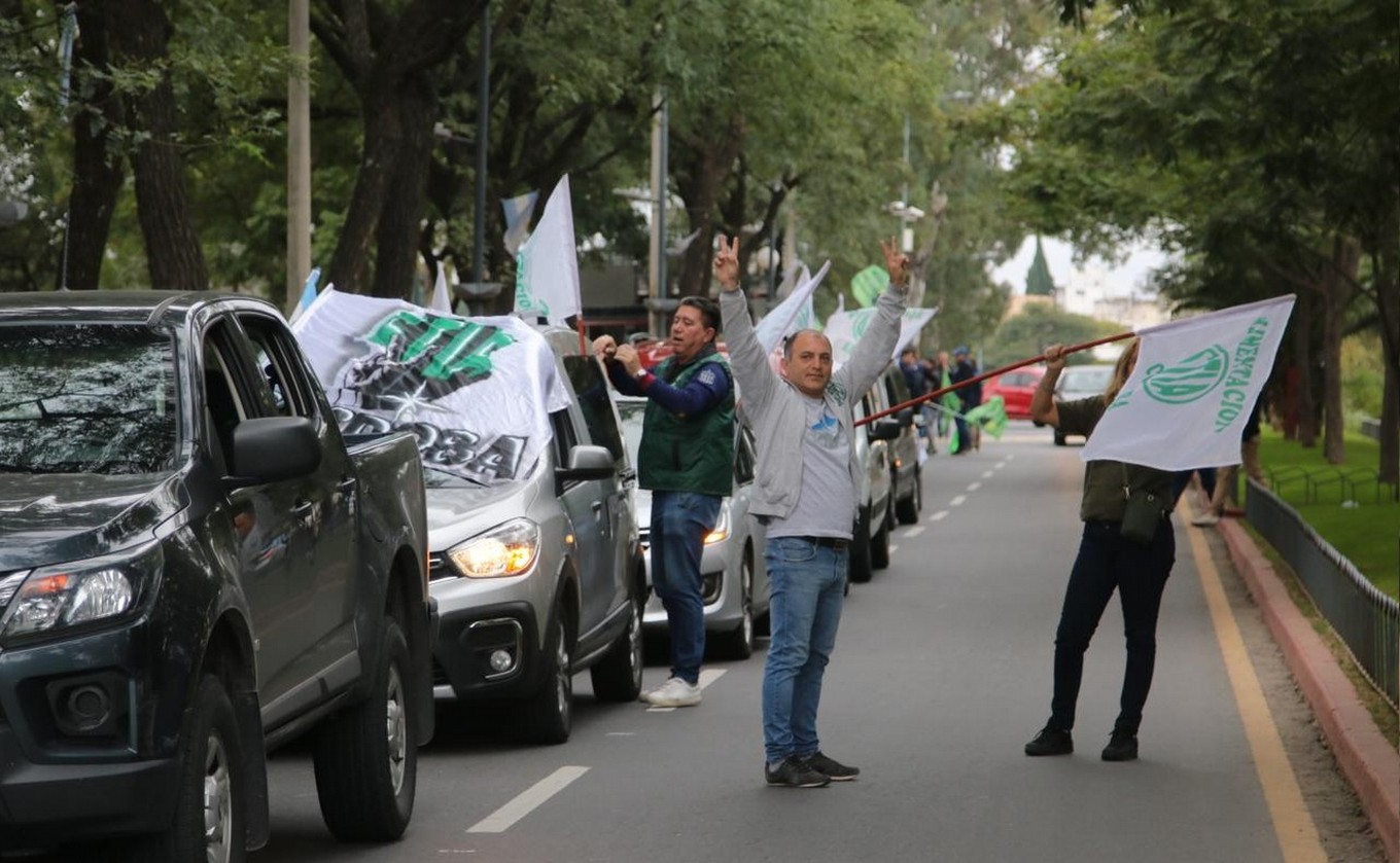 FOTO: Caravana de Camioneros y UTEP en Córdoba. (Foto: Daniel Cáceres/Cadena 3)