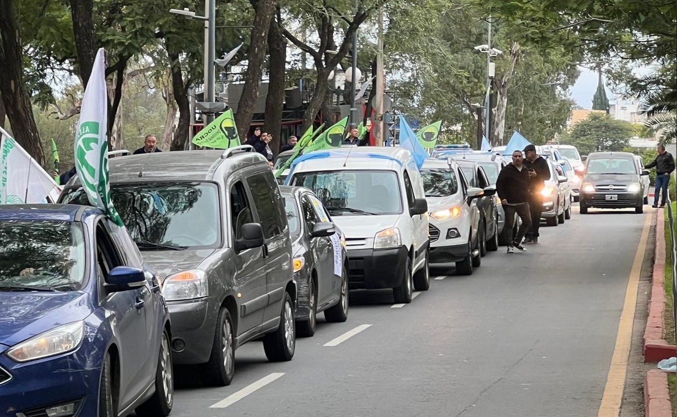 FOTO: Caravana de Camioneros y UTEP en Córdoba. (Foto: Daniel Cáceres/Cadena 3)