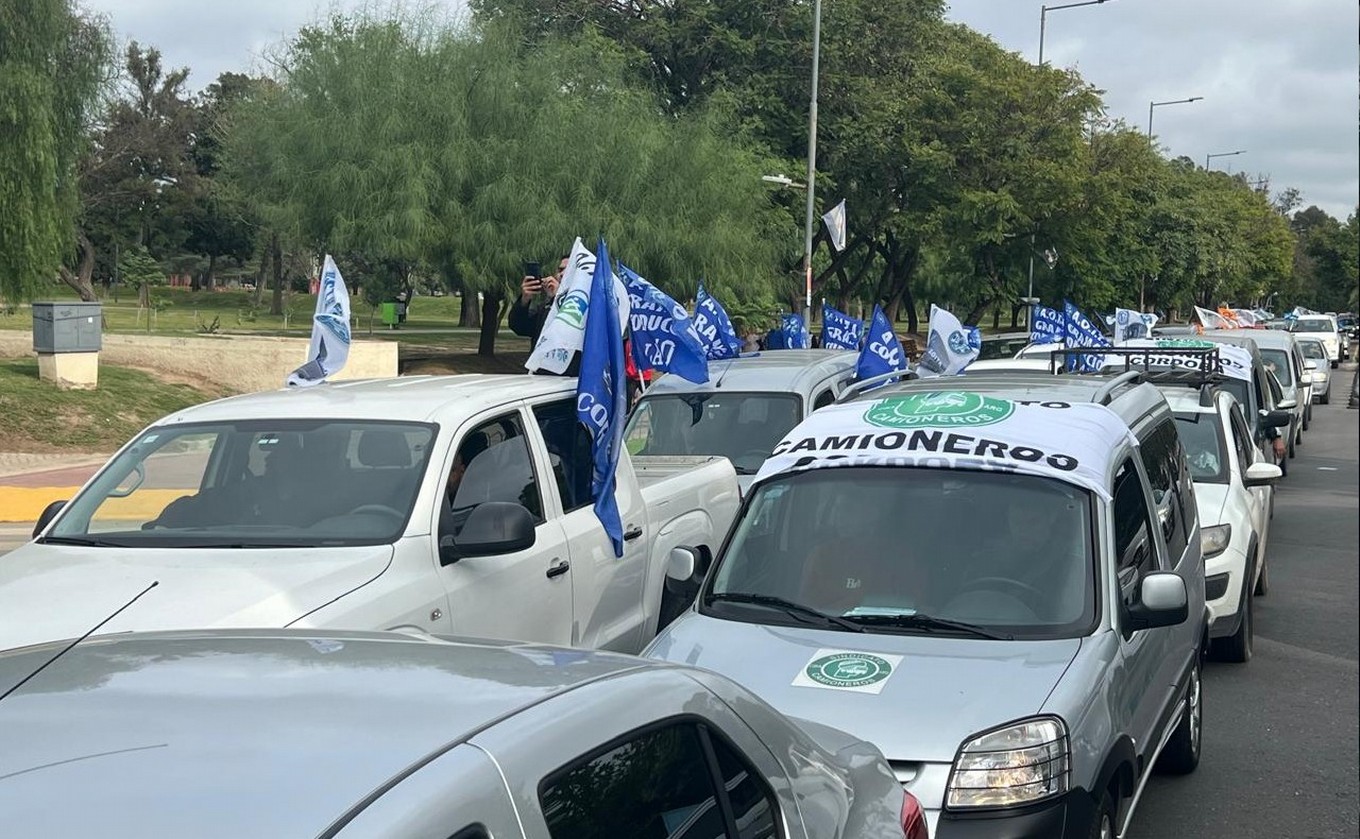FOTO: Caravana de Camioneros y UTEP en Córdoba. (Foto: Daniel Cáceres/Cadena 3)