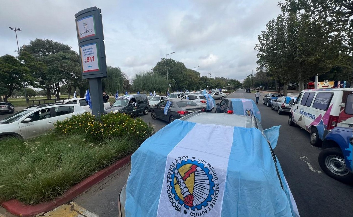 FOTO: Caravana de Camioneros y UTEP en Córdoba. (Foto: Daniel Cáceres/Cadena 3)