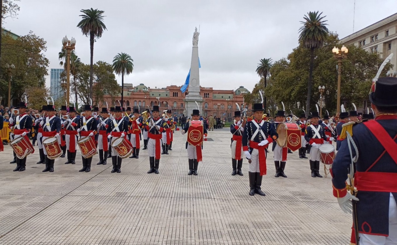 FOTO: Histórico cambio de guardia en conjunto: Granaderos, Patricios y General Iriarte.