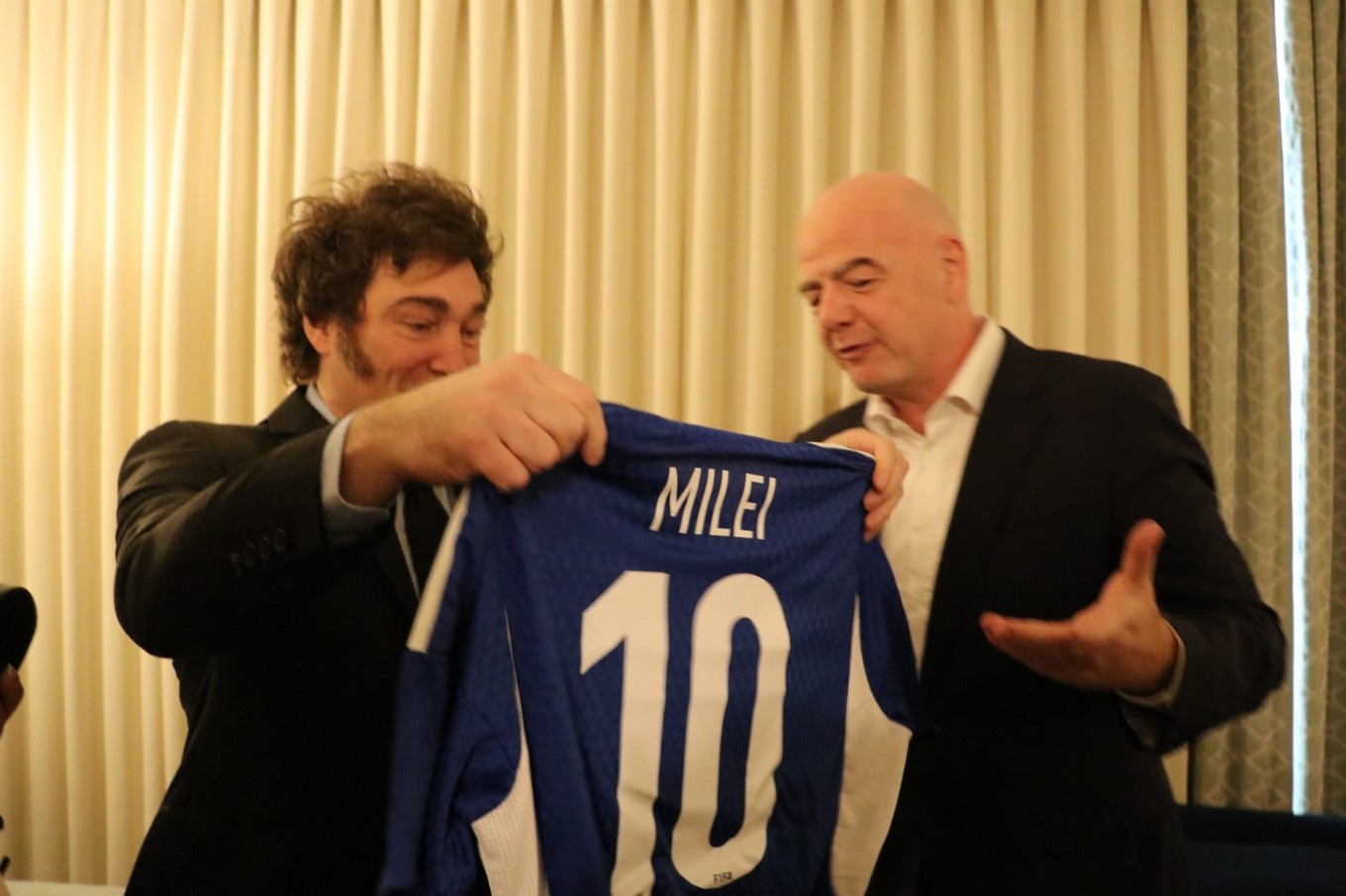 FOTO: El presidente de la FIFA, Gianni Infantino, se reunió con Javier Milei