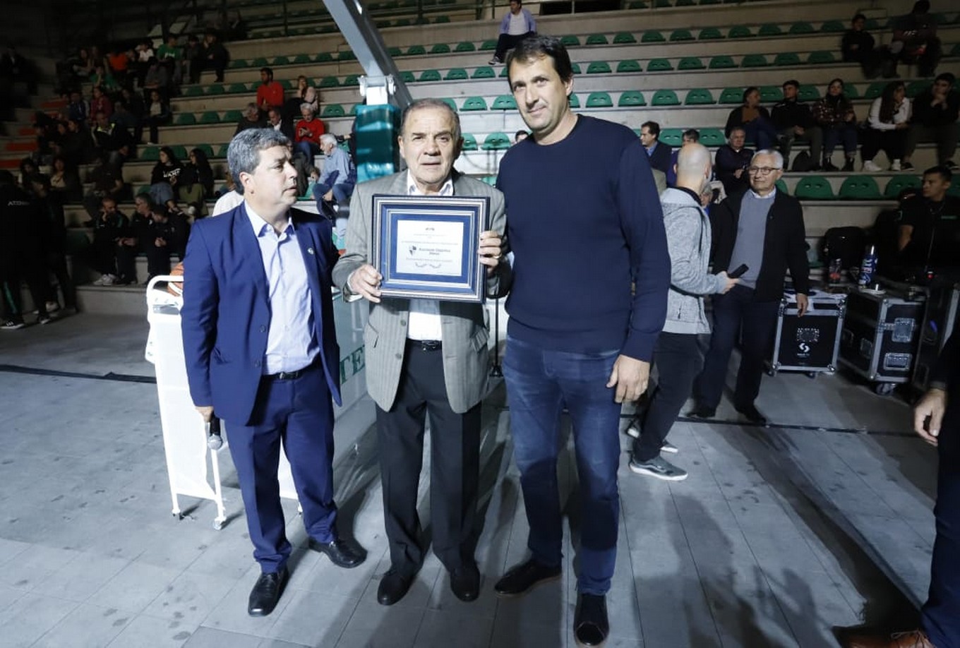FOTO: Atenas cumplió el sueño: inauguró el nuevo estadio en Barrio General Bustos