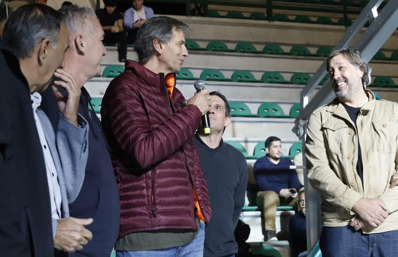 FOTO: Atenas cumplió el sueño: inauguró el nuevo estadio en Barrio General Bustos