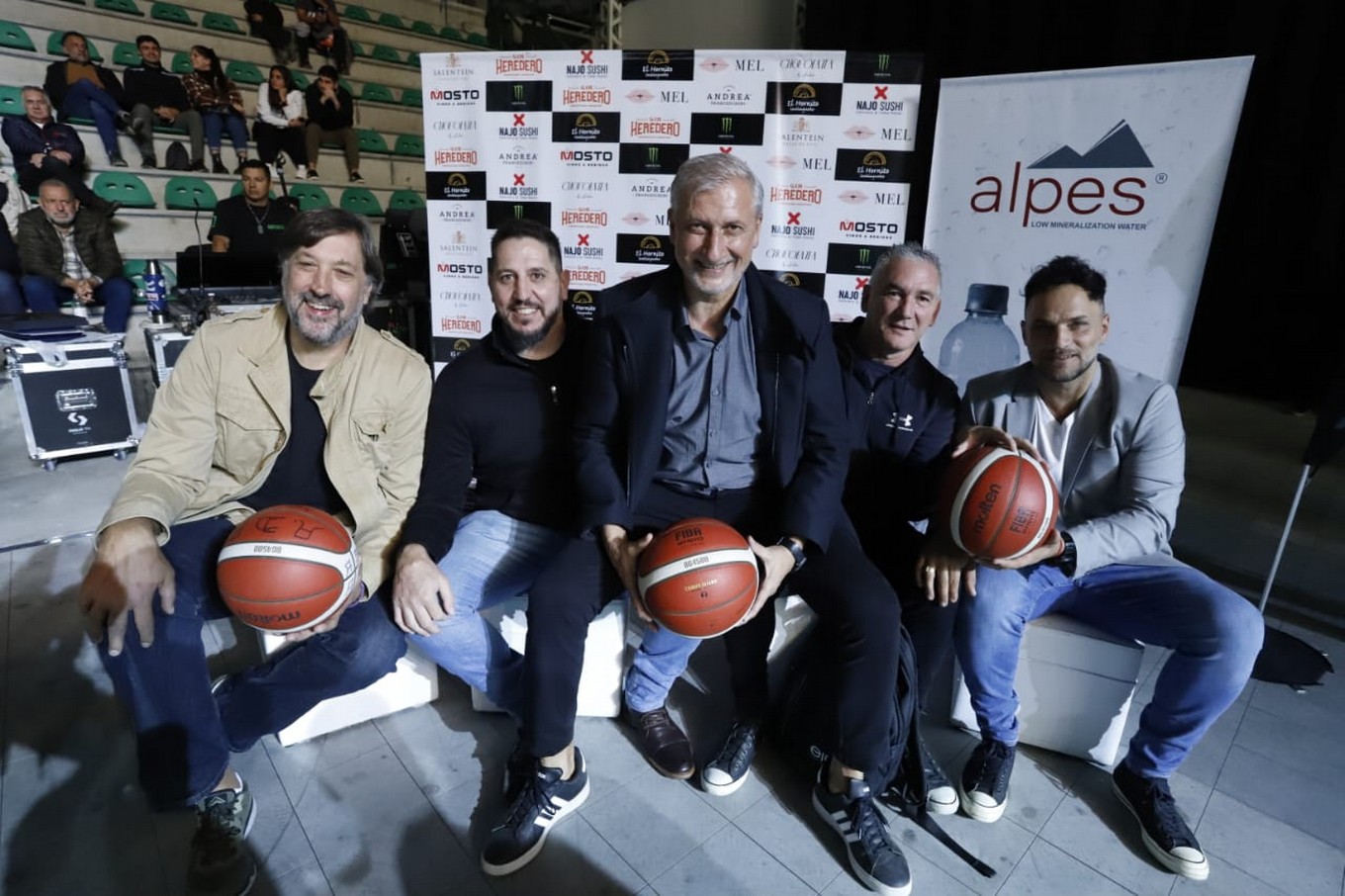 FOTO: Atenas cumplió el sueño: inauguró el nuevo estadio en Barrio General Bustos