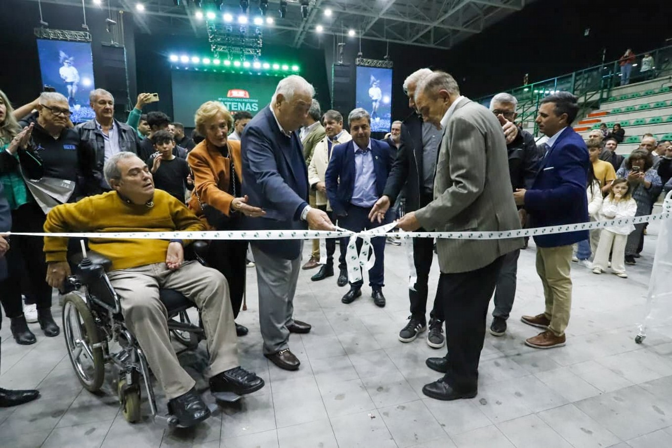 FOTO: Atenas cumplió el sueño: inauguró el nuevo estadio en Barrio General Bustos
