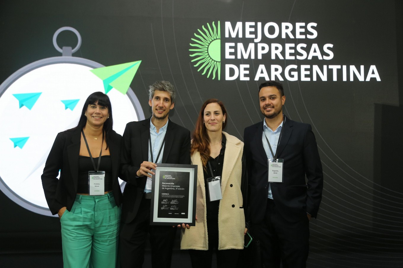 FOTO: Hernán Majlis y Soledad Criado reciben el galardón a Cadena 3.
