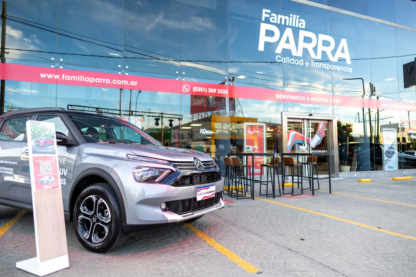 FOTO: Ruben Rodriguez Borjas, Director Comercial de Citroën Argentina junto a Familia Parra