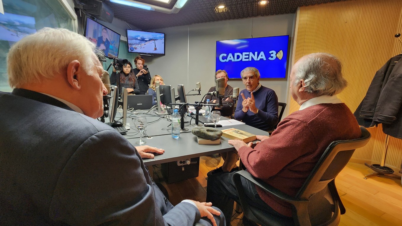 FOTO: Miguel Clariá, en su habitual Mesa de Café de Siempre Juntos.