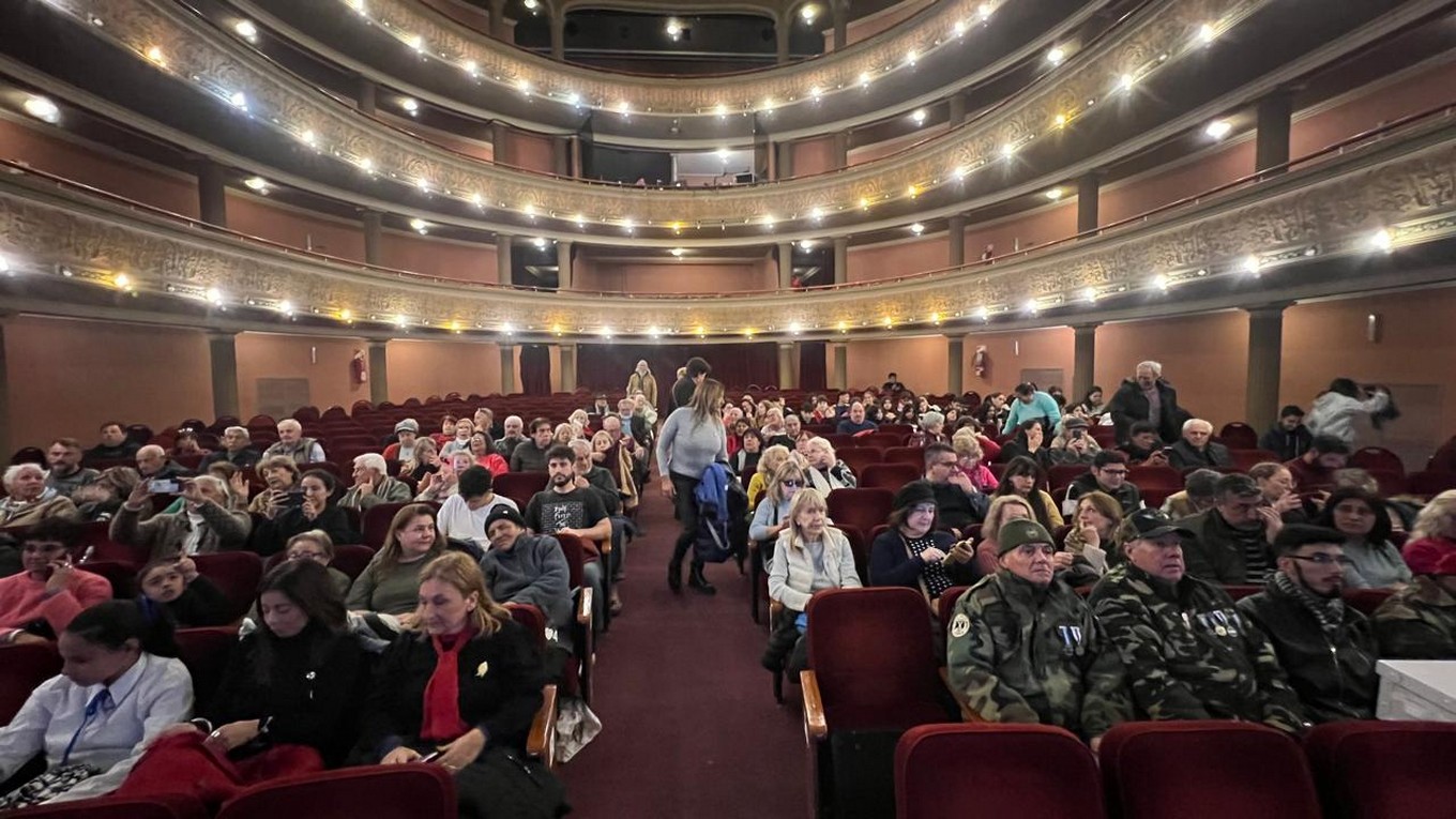 FOTO: El Teatro Real, colmado por la presentación de las cartas de Belgrano y Güemes