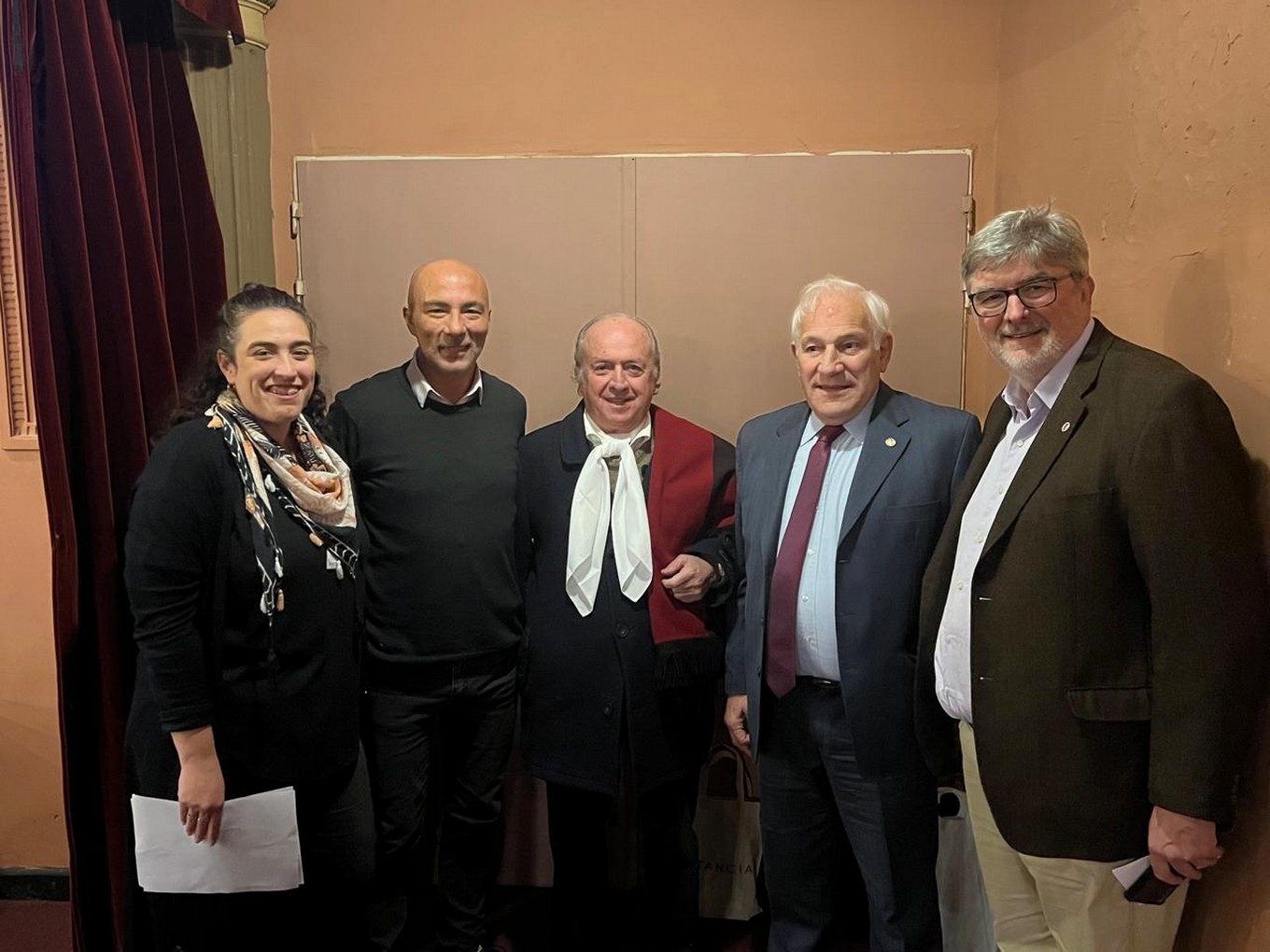 AUDIO: El Teatro Real colmado a la espera de los choznos de Belgrano y Guemes