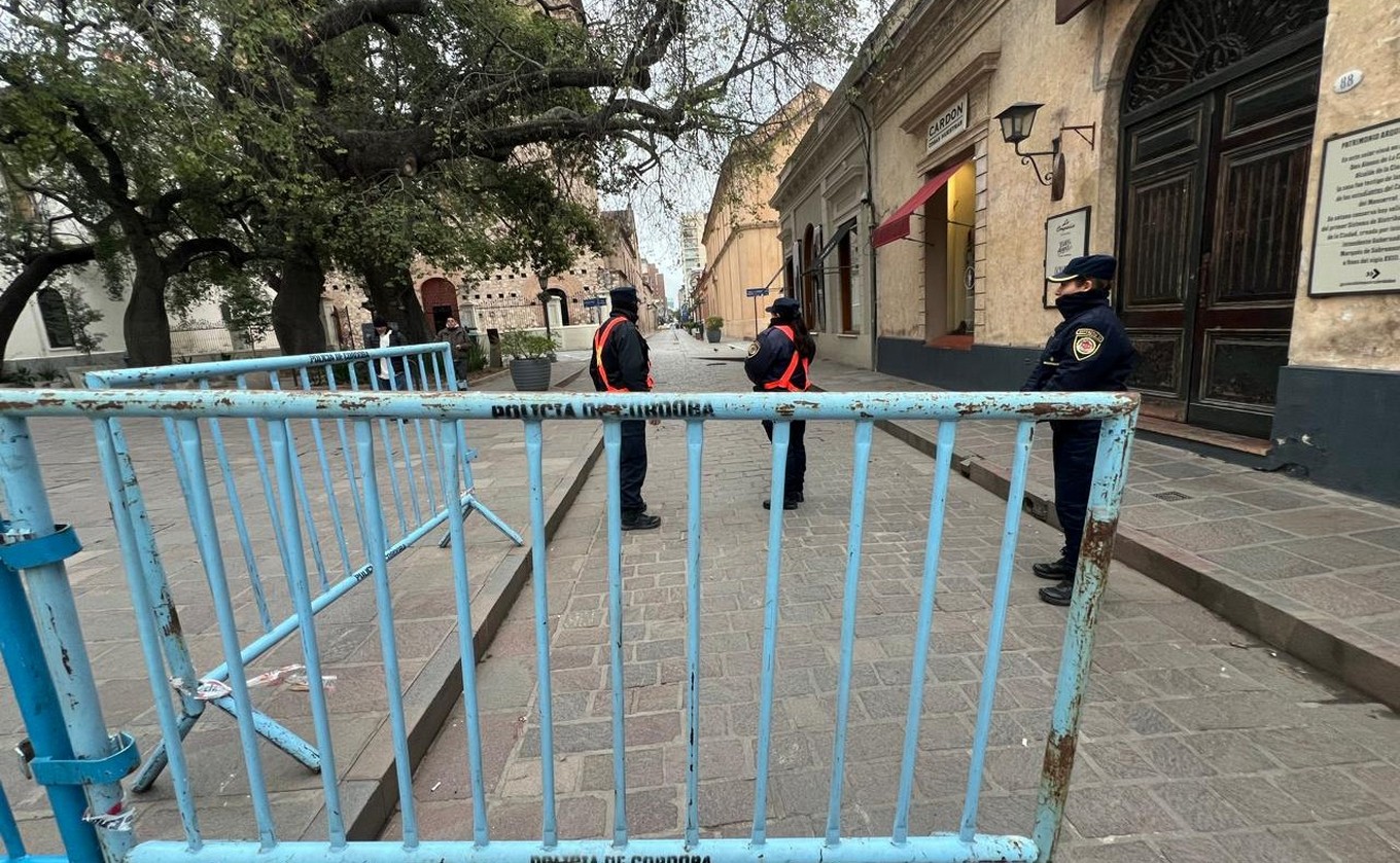 FOTO: Preparativos en Córdoba por la llegada de Milei. (Foto: Daniel Cáceres/Cadena 3)